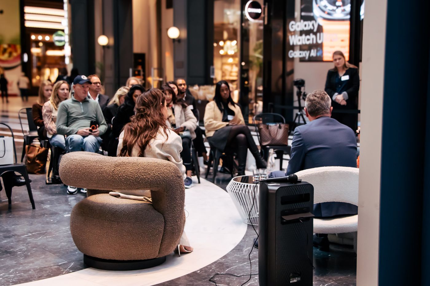 Bezoekers in gesprek in de lounge van een merkevent